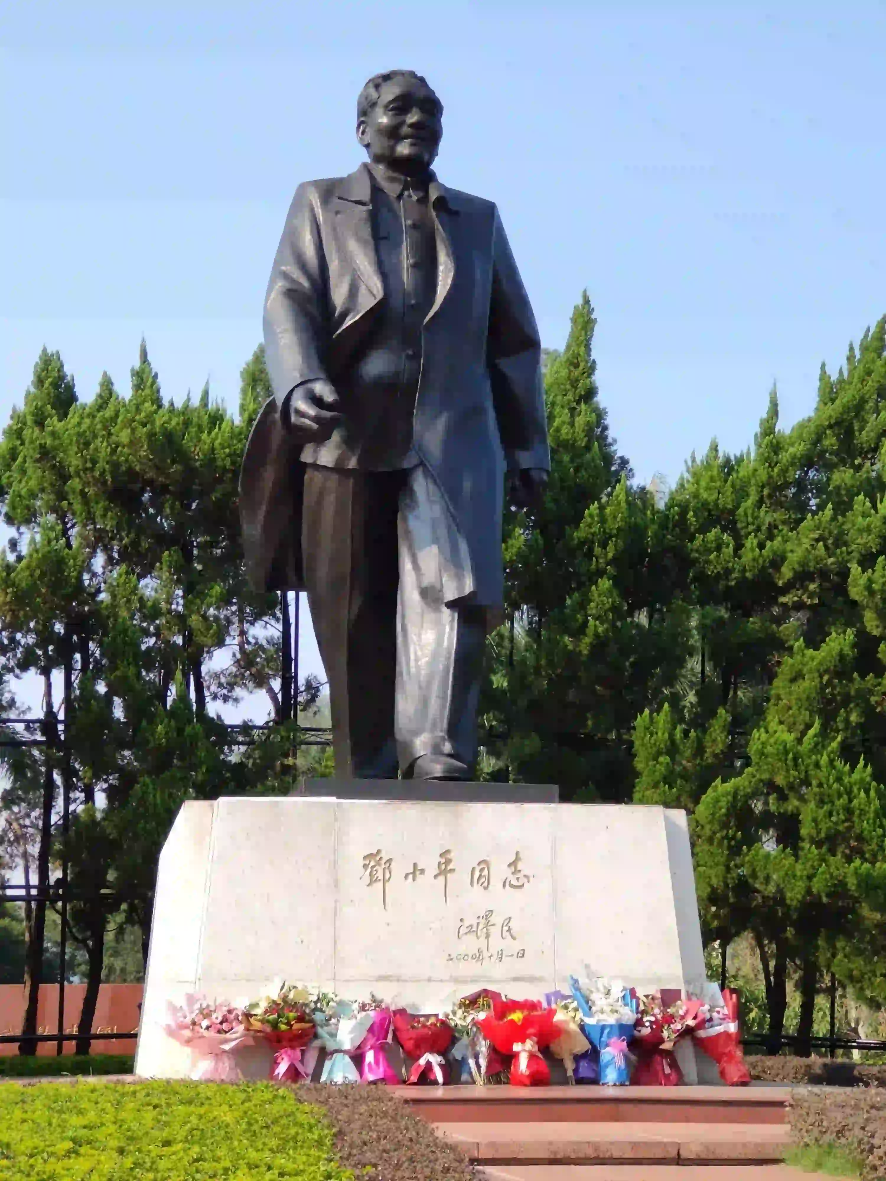 莲花山-邓小平雕像